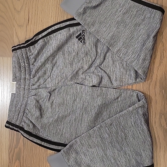 2 pairs of boys Adidas pants - Picture 4 of 7